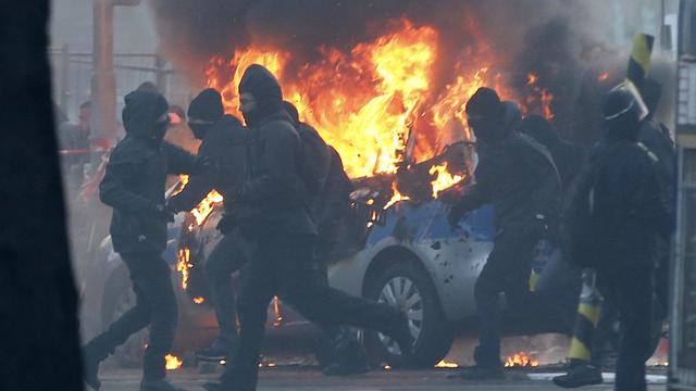 Une voiture de police a pris feu dans les rues de Francfort avant l'inauguration du nouveau siège de la BCE, le 18 mars 2015.