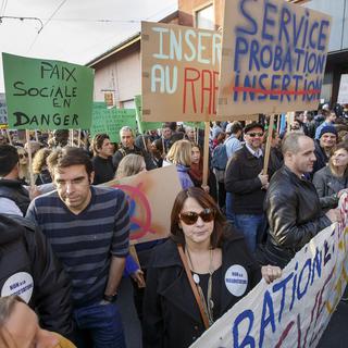 Des milliers d'employés de la fonction publique ont défilé en fin de journée dans les rues de Genève. [Keystone - Salvatore Di Nolfi]