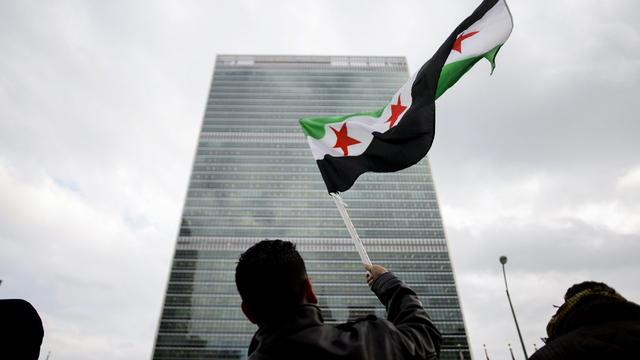 Un Syrien vivant dans le New Jersey tient son drapeau devant le siège de l'ONU.