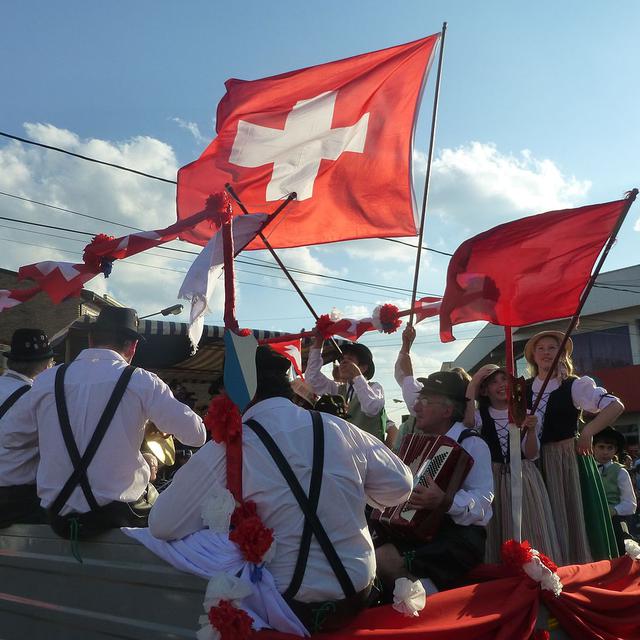 Communauté suisse lors de la parade inaugurale de la XXXIV Fête nationale de l'Immigrant à Oberá, province de Misiones. [CC_BY_SA - Leandro Kibisz]