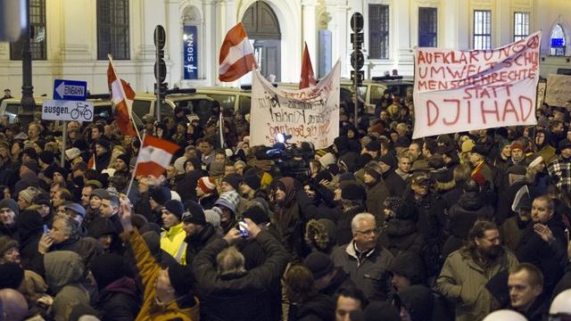 Les sympathisants du mouvement Pegida étaient quelques centaines lundi soir à Vienne en Autriche.