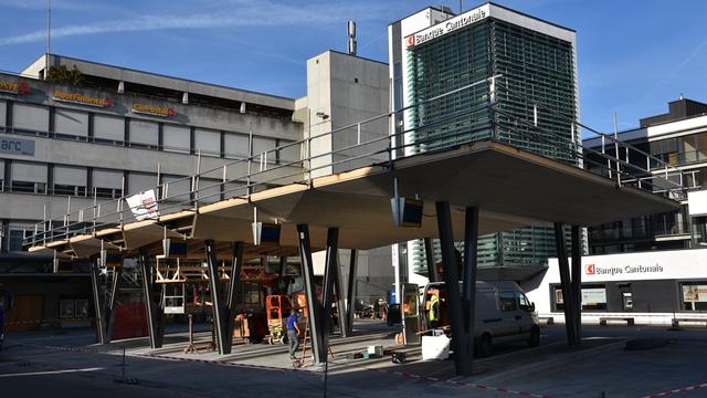 Delémont met en service ce dimanche sa nouvelle gare routière. [RTS - Gaël Klein]