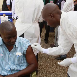 L'un des testeurs du VSV-EBOV s'est fait vacciner à Conakry, le 7 mars 2015.