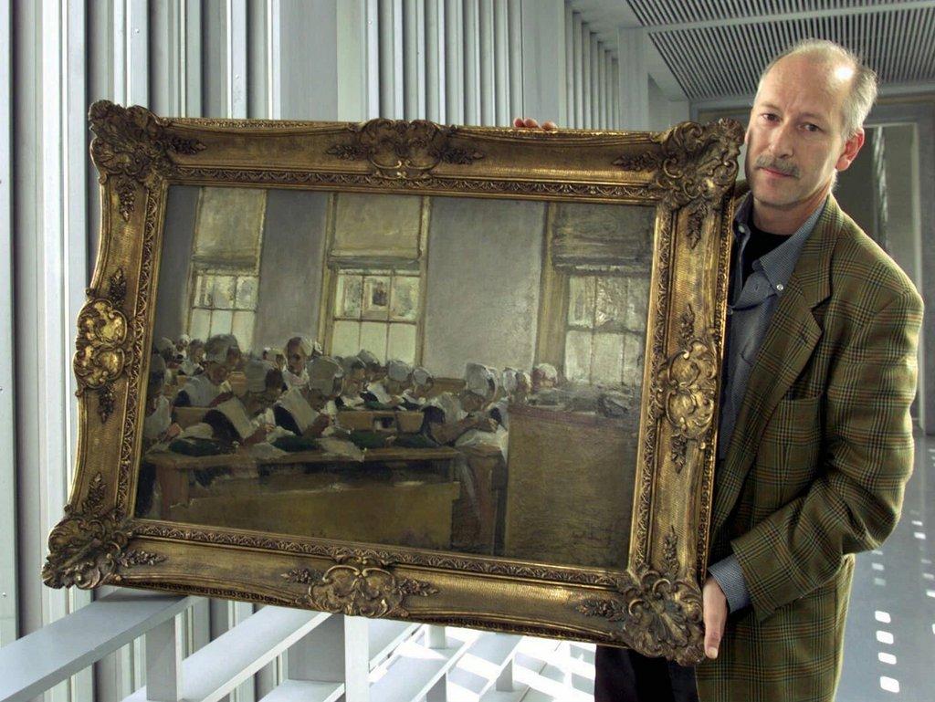 Le directeur du Kunstmuseum de Coire (GR) a restitué en 1999 le tableau "Ecole de couture en Hollande" (1876) de Max Liebermann aux héritiers d'un collectionneur juif. [Keystone - Arno Balzarini]