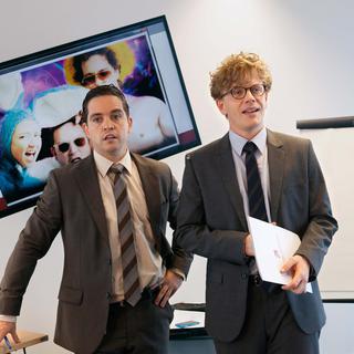 Bruno Sanches (à gauche) et Alex Lutz dans le film "Le talent de mes amis". [Studio Canal]