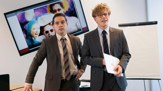 Bruno Sanches (à gauche) et Alex Lutz dans le film "Le talent de mes amis". [Studio Canal]