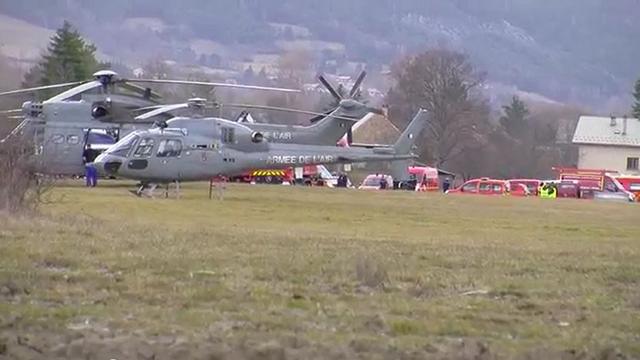 Des hélicoptères de secours à Seyne. [AP Photo/D!CI TV]