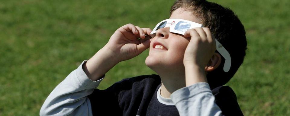 Il est impératif de porter des lunettes spéciales pour regarder l'éclipse. [EPA - Katia Christodoulou]