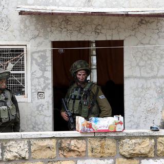 Intervention israélienne dans une maison palestinienne à Hébron en Cisjordanie, 07.11.2015. [EPA/Keystone - Abed al Hashlamoun]