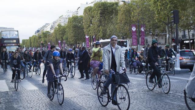 Les cyclistes ont investi les Champs-Elysées à l'occasion de cette journée sans voitures. [Romain Pruvost]