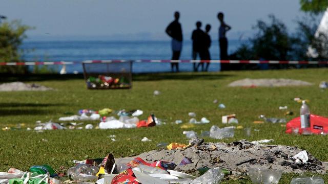 Les détritus sont fréquents sur les plages du lac Léman. [Keystone - Fabrice Coffrini]