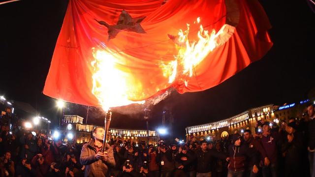 Dans la soirée, les participants à une marche aux flambeaux ont brûlé un drapeau turc et chanté des chants patriotiques. [EPA/VAHRAM BAGHDASARYAN]