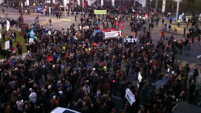 Les manifestants se rassemblent sur la place de Neuve, au centre-ville de Genève. [Cécile Tran-Tien]