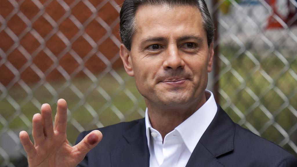 Le président Mexicain Enrique Peña Nieto à la sortie du local de vote à Mexico, le dimanche 7 juin 2015.