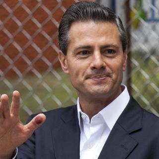 Le président Mexicain Enrique Peña Nieto à la sortie du local de vote à Mexico, le dimanche 7 juin 2015.