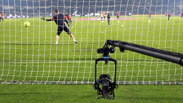 Les droits TV des matchs de football peuvent rapporter beaucoup d'argent aux championnats. [AFP - Nicolas Tucat.]