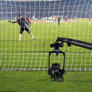 Les droits TV des matchs de football peuvent rapporter beaucoup d'argent aux championnats. [AFP - Nicolas Tucat.]