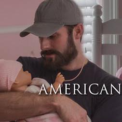 Bradley Cooper berce un faux bébé dans le film "American Sniper" de Clint Eastwood. [Capture YouTube]