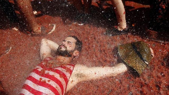 Ce jeune homme est sans aucun doute un des 22'000 participants de la 70ème édition de la Tomatina. [EPA/KAI FOERSTERLING]