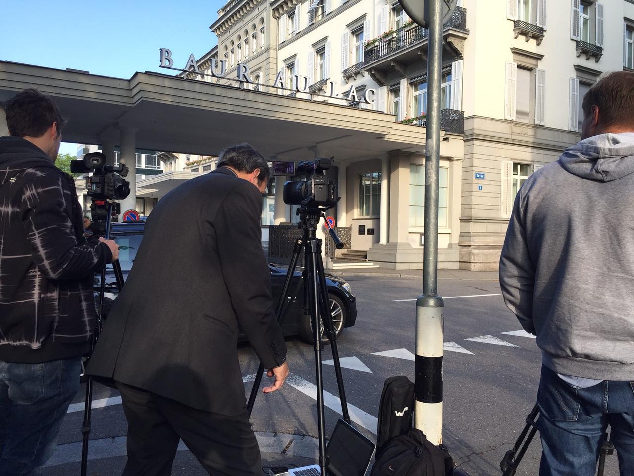 Des journalistes ont commencé à se poster devant l'hôtel où ont eu lieu les arrestations. [Noémie Guignard]