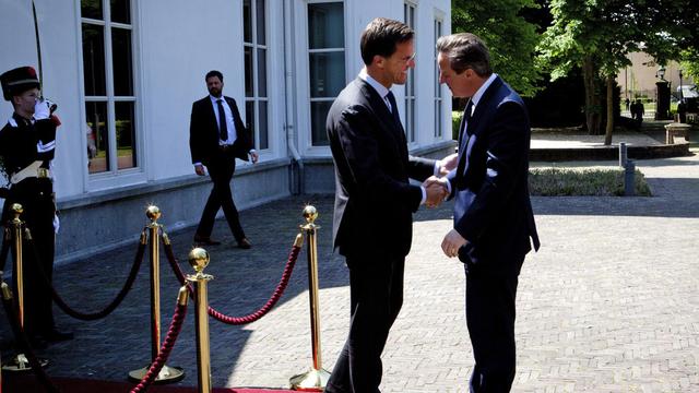 David Cameron a été reçu jeudi 28.05.2015 par le Premier ministre néerlandais Mark Rutte. [AP/Keystone - Jan-Joseph Stok]