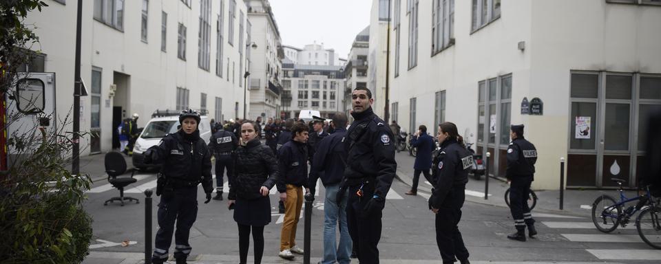 Les forces de police autour du siège de Charlie Hebdo à Paris après la fusillade. [AFP Photo - Martin Bureau]