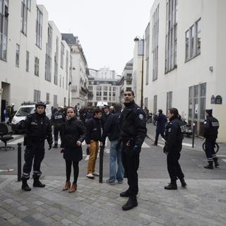 Les forces de police autour du siège de Charlie Hebdo à Paris après la fusillade. [AFP Photo - Martin Bureau]