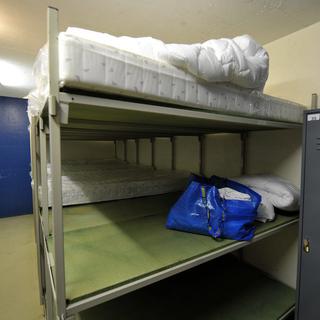 Un des dortoirs de l'abri PC de Perrerets, à Gland (VD), qui est utilisé pour accueillir des requérants à l'aide d'urgence. [DOMINIC FAVRE]
