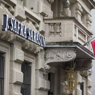 La banque J.Safra Sarasin est l'établissement qui devra payer la plus lourde amende avec un montant de 85 millions de dollars à régler. [Keystone - Patrick B. Kraemer]
