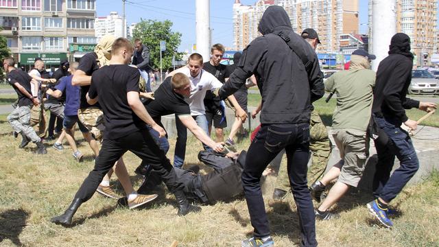 Deux policiers et un militant ultranationaliste ont été blessés lors des affrontements. [Maksym Kudymets]