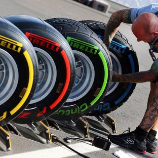 Un mécanicien de Pirelli sur le circuit du Nürburgring, à Nürburg, en Allemagne. [Jens Buettner]