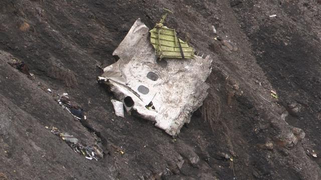 Un débris de l'Airbus A320 de la compagnie allemande Germanwings après son crash dans les Alpes-de-Haute-Provence. [DENIS BOIS]
