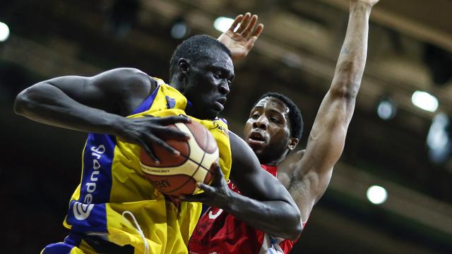 Le joueur neuchâtelois Pape Badji (à ga.) et le Genevois Juwann James en 2014. [Valentin Flauraud]