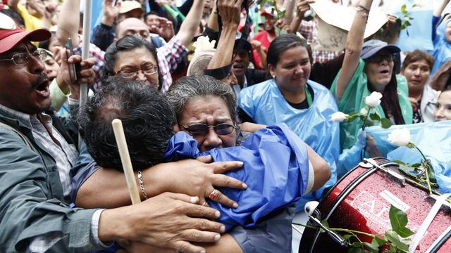 La population, qui proteste depuis avril contre le président accusé de corruption, a réagi avec joie à l'annonce de sa levée d'immunité. [AP Photo Moises Castillo]