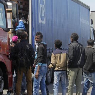 Migrants tentant de franchir la Manche en embarquant à bord de camions, à Calais. [Michel Spingler]