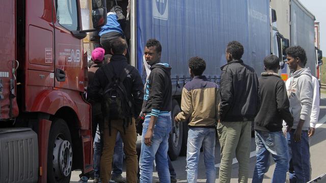 Migrants tentant de franchir la Manche en embarquant à bord de camions, à Calais. [Michel Spingler]