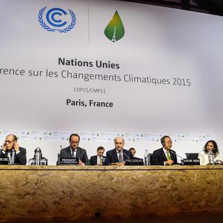 François Hollande, Laurent Fabius et Ban Ki-moon ce samedi 12 décembre à la COP21. [Keystone - Christophe Petit Tesson - EPA]
