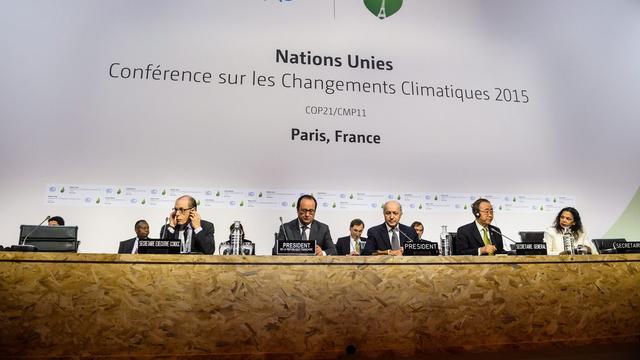 François Hollande, Laurent Fabius et Ban Ki-moon ce samedi 12 décembre à la COP21. [Keystone - Christophe Petit Tesson - EPA]