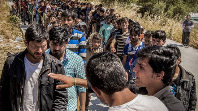 Des réfugiés d'Afghanistan arrivent sur l'île grecque de Lesbos, le 31 mai 2015.