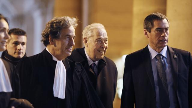 L'ex-ministre français de l'Intérieur Charles Pasqua (au centre) a connu un parcours contrasté.