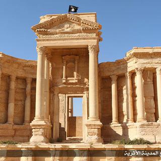 Le drapeau de l'EI flotte désormais sur les vestiges de Palmyre. [AFP - Welayat Homs]
