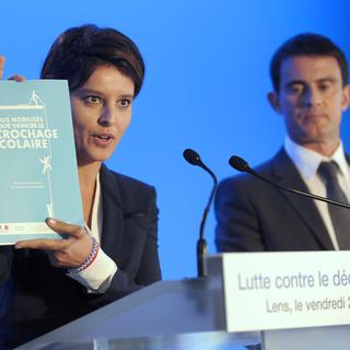 La ministre de l'Education Najat Vallaud-Belkacem présente le plan contre le "décrochage" aux côtés de Manuel Valls, 21.01.2015. [AFP - François Lo Presti]