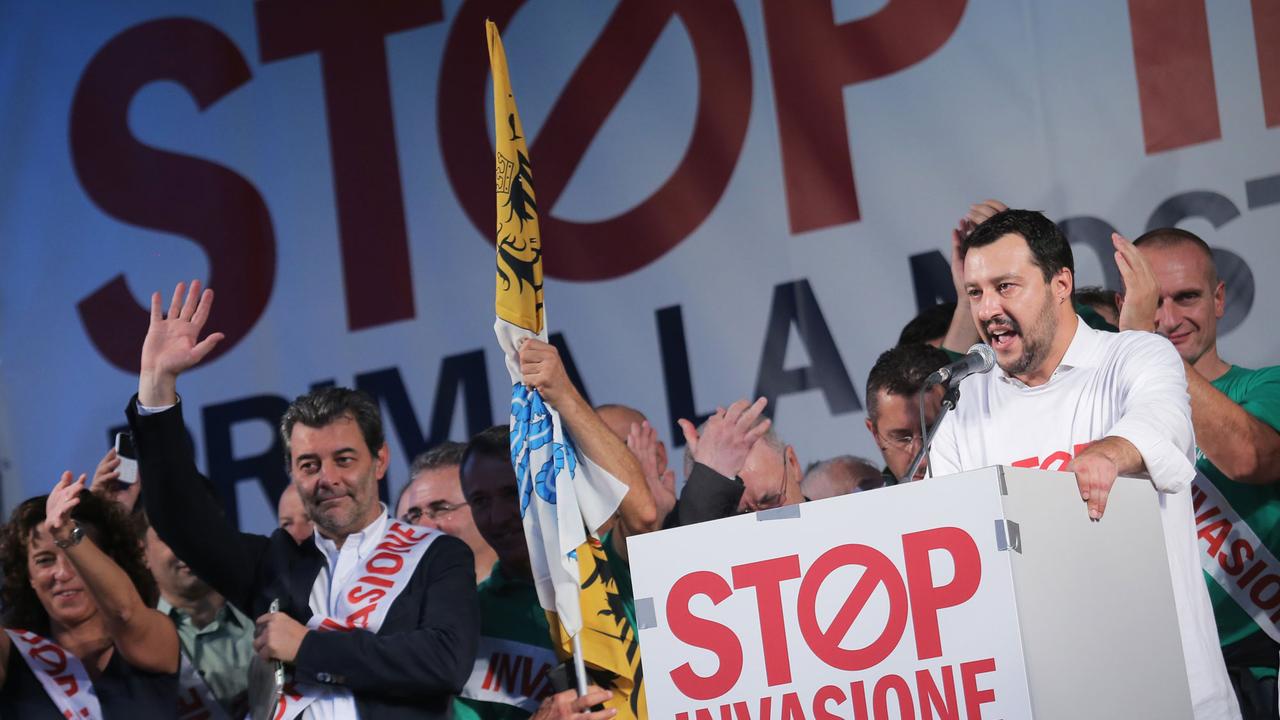 Le leader de la Ligue du Nord lors d'un meeting anti-immigration à Milan, 18.10.2014. [AFP - Marco Bertorello]