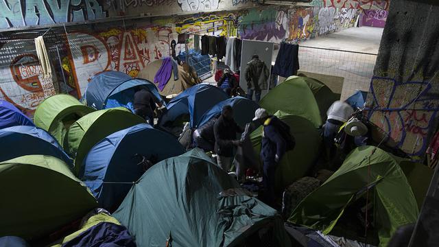 Les migrants occupent la gare d'Austerlitz à Paris. [AFP - Joel Saget]