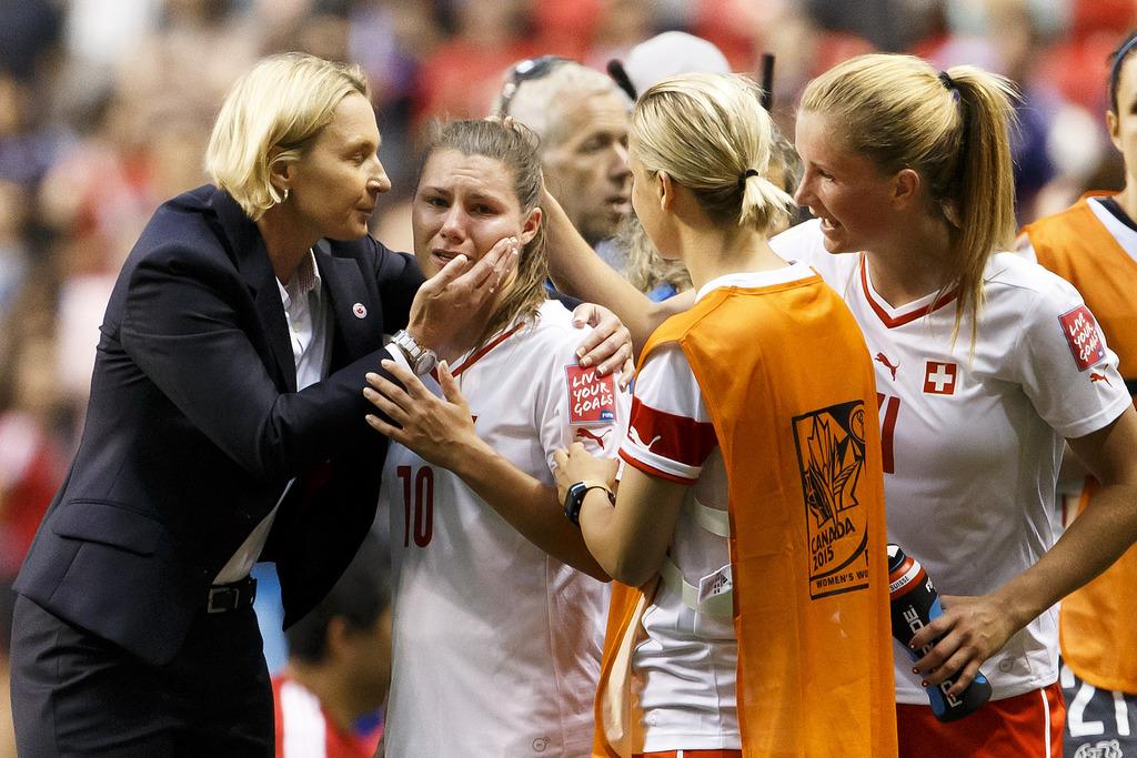 Belle solidarité de l'équipe de Suisse, qui n'a pas manqué de consoler Ramona Bachmann. [KEYSTONE - Salvatore Di Nolfi]