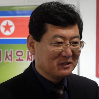 Ri Yong Bong, représentant de l'office nord-coréen du tourisme au salon bernois. [Alain Arnaud]