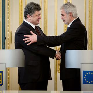 Le président ukrainien Petro Porochenko et le commissaire européen Christos Stylianides à Kiev, 26.01.2015. [Michail Palinchak]
