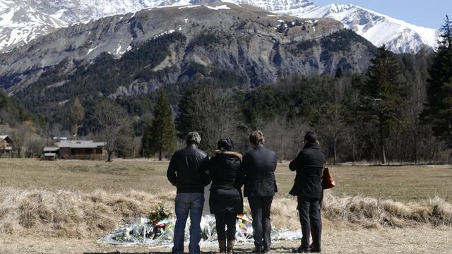 Des proches de victimes au mémorial du Vernet, dans le sud-est de la France. [Guillaume Horcajuelo]