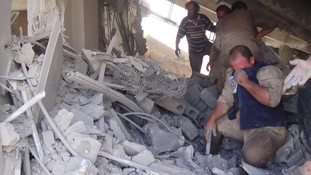 Ruines dans la ville syrienne de Talbiseh après un raid aérien mené le 30 septembre [Syria Civil Defence via AP]