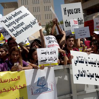 Des étudiants des écoles chrétiennes en Israël manifestent contre les conditions financières imposées par le gouvernement israélien. [Menahem Kahana]